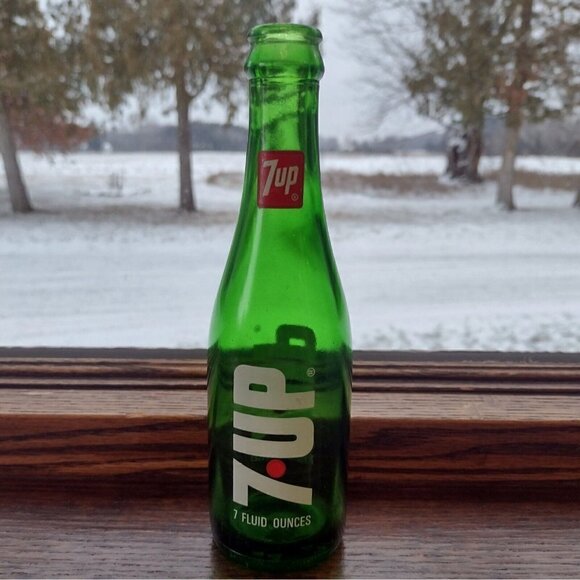 Vintage 7 Up Green Glass Soda Pop Bottle Red Dot 7 FL Oz Empty - Picture 3 of 6